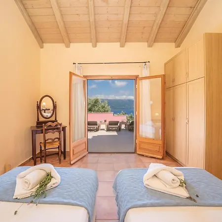 Helios Sea View & Private Pool Near